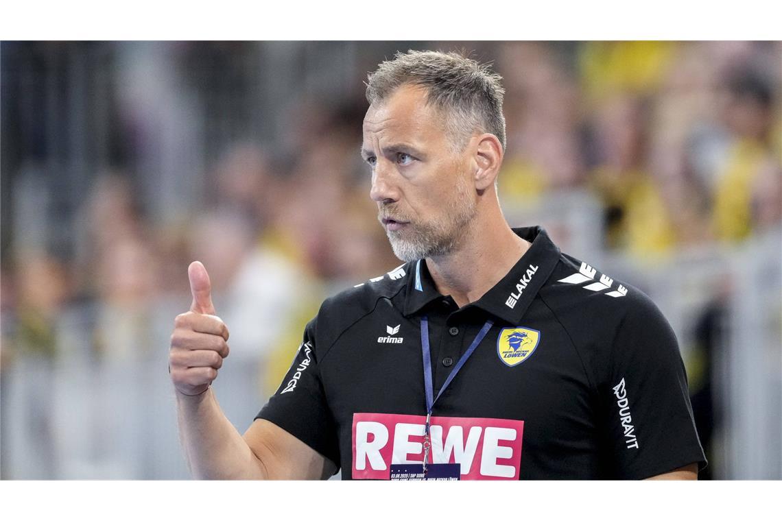 Maik Machulla (Rhein-Neckar Löwen, 48 Jahre alt): Machulla brachte sich als Spieler mehrfach mit Champions-League-Siegen, Meistertiteln und EHF-Pokalerfolgen in der Bundesliga einen Namen. Nach einer erfolgreichen Trainerära bei der SG Flensburg-Handewitt, in der er 2018 und 2019 Meister wurde, übernahm er 2024 kurzzeitig Aalborg Håndbold. Ab Sommer 2025 kehrt er als neuer Cheftrainer der Rhein-Neckar Löwen in die Bundesliga zurück und will dort an alte Erfolge anknüpfen.