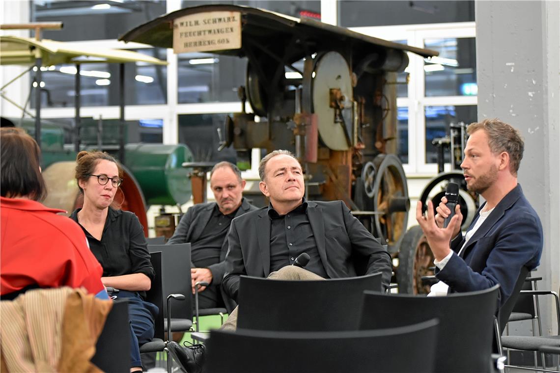 Maike Fraas, Stefan Setzer (zweiter von rechts) und Constantin Hörburger (rechts) diskutieren im Technikforum über die Zukunft der Architektur. Foto: Tobias Sellmaier