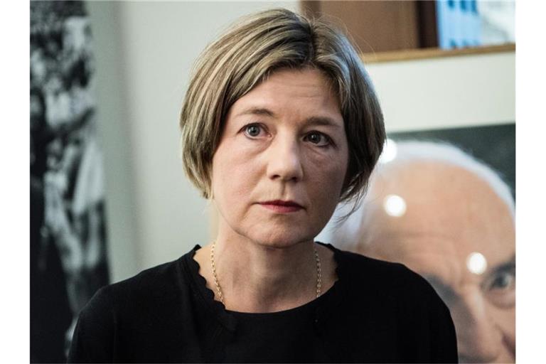 Maike Kohl-Richter steht im Historisches Museum der Pfalz vor dem Porträt ihres Mannes. Foto: Andreas Arnold/dpa
