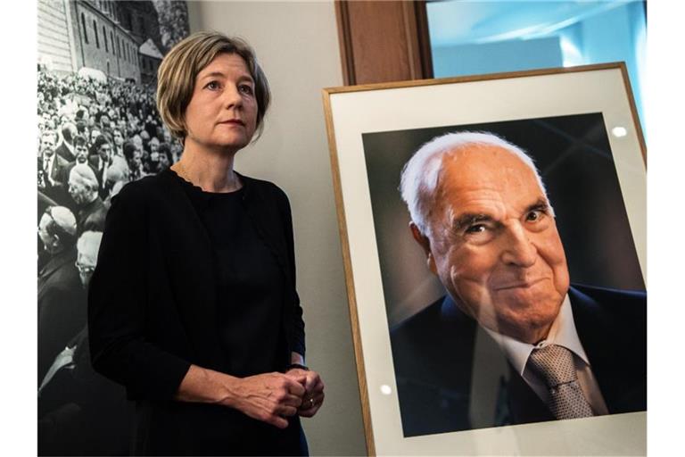 Maike Kohl-Richter, Witwe von Alt-Bundeskanzler Helmut Kohl, steht neben einem Porträt ihres Mannes. Foto: Andreas Arnold/dpa