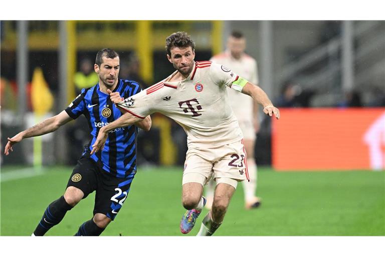 Mailands Henrikh Mkhitaryan (l) und Münchens Thomas Müller kämpfen um den Ball.