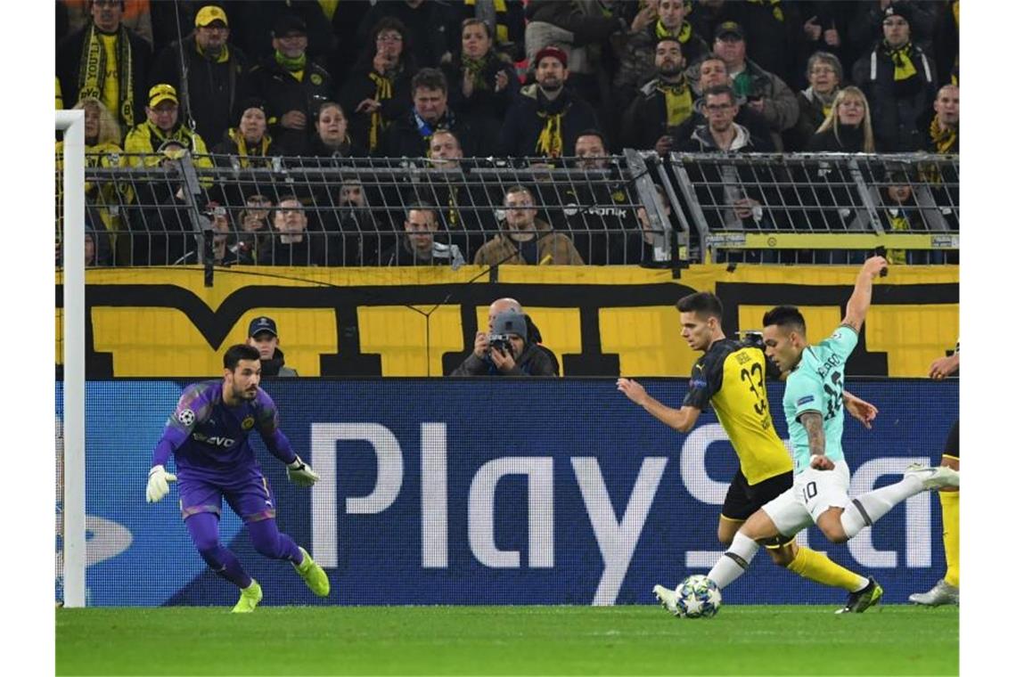 Furiose Aufholjagd: BVB dreht Spiel gegen Inter Mailand Mailands Lautaro Martinez (r) kommt zum Torschuss gegen BVB-Keeper Roman Bürki (l). Foto: Bernd Thissen/dpa