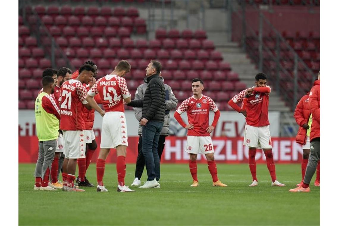 Schalke erneut desolat - Augsburg nach Sieg gegen BVB Erster Mainz 05 steckt nach der Streikaktion seiner Spieler nun auch sportlich in der Krise. Foto: Thomas Frey/dpa