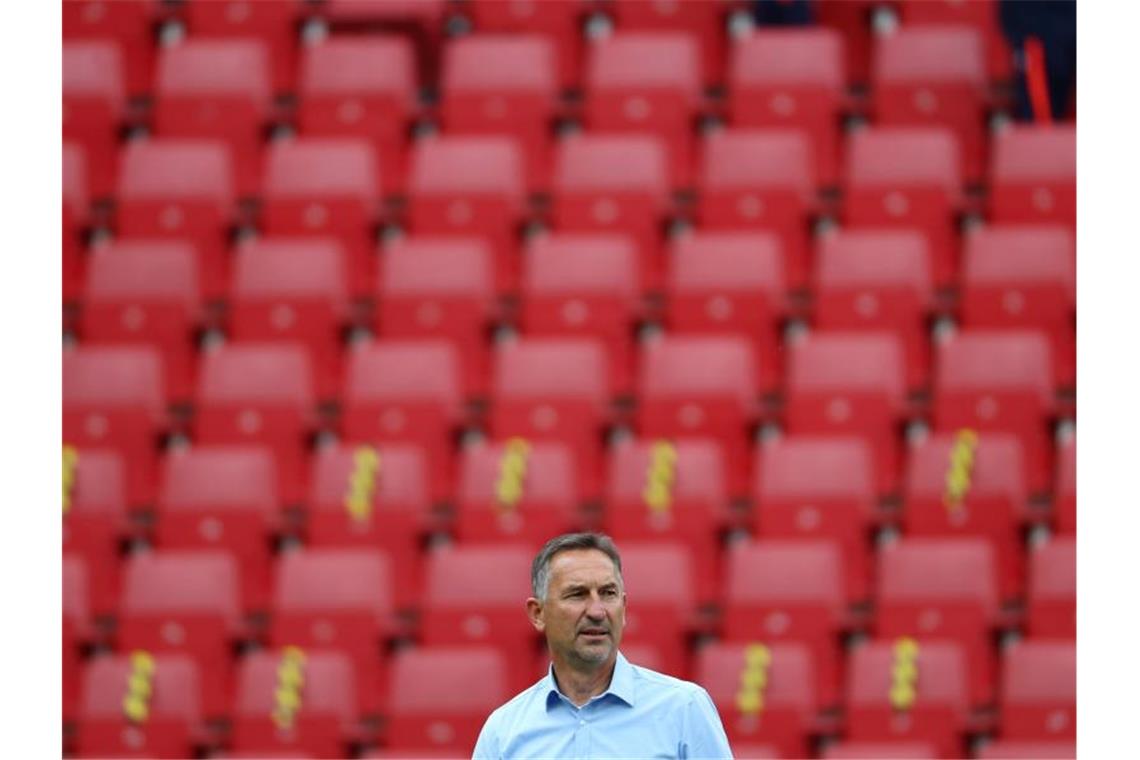 Mainz-Trainer Achim Beierlorzer ist nach dem Spiel bedient. Foto: Kai Pfaffenbach/Reuters-Pool/dpa