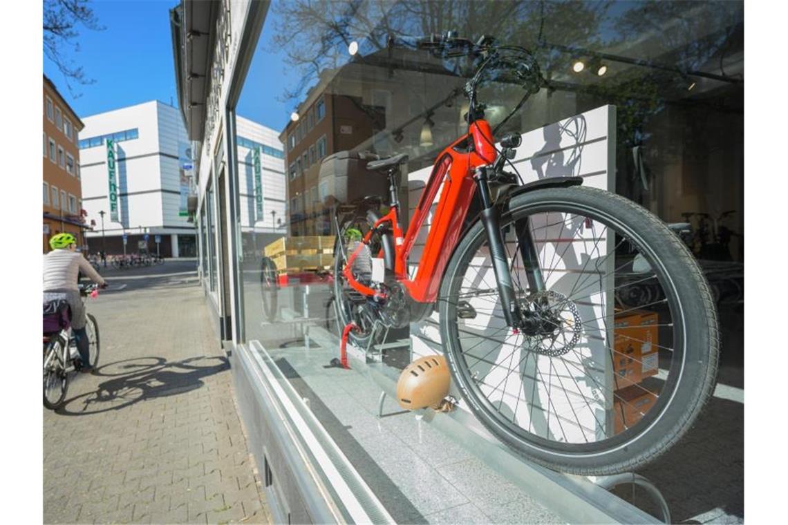 Mal eben ein neues Fahrrad kaufen? Verbraucher in Deutschland müssen sich angesichts globaler Lieferprobleme noch lange auf Verzögerungen im Handel einstellen. Foto: Andreas Arnold/dpa