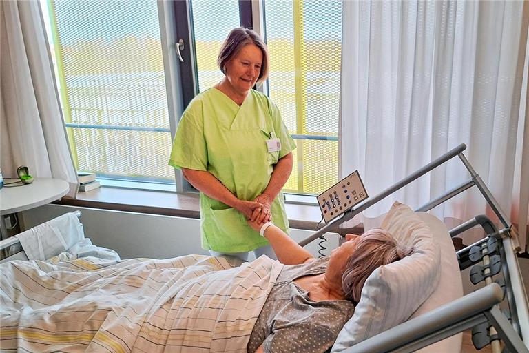 Mal hört Angelika Magenau den Patientinnen und Patienten zu, mal spricht sie mit ihnen über das, was sie bewegt, mal hält sie einfach nur die Hand der Patienten. Foto: Sophie Klein