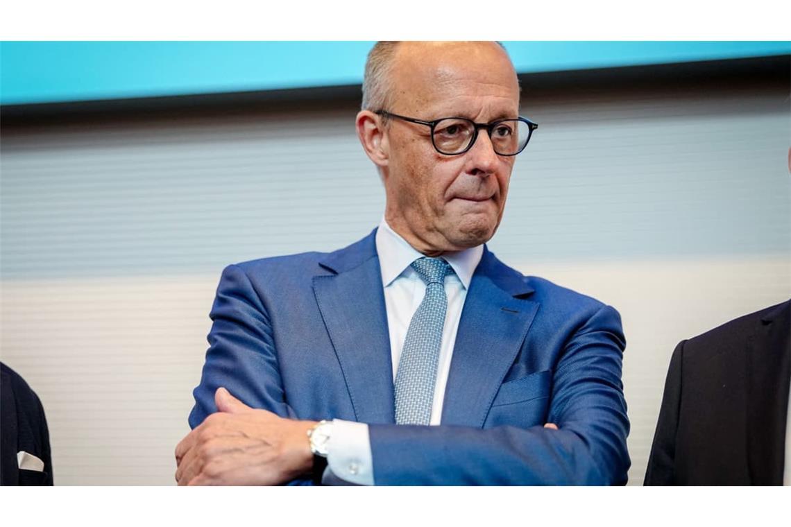 Mal sehen, was da kommt: Bundeskanzler Friedrich Merz (CDU) nimmt am Dienstag an der Sitzung seiner Bundestagsfraktion teil.