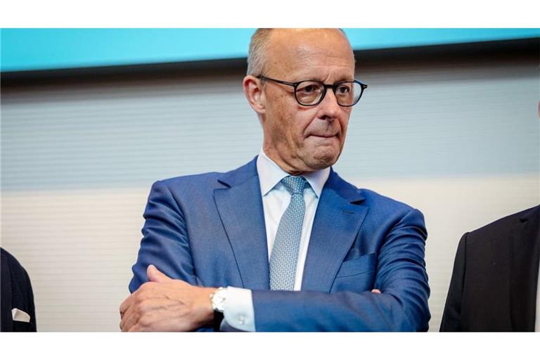 Mal sehen, was da kommt: Bundeskanzler Friedrich Merz (CDU) nimmt am Dienstag an der Sitzung seiner Bundestagsfraktion teil.