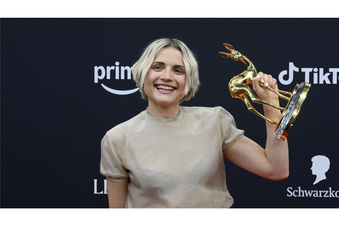 Mala Emde zeigt ihren BAMBI, in der Kategorie Schauspielerin National, bei der 77. Bambi-Verleihung.