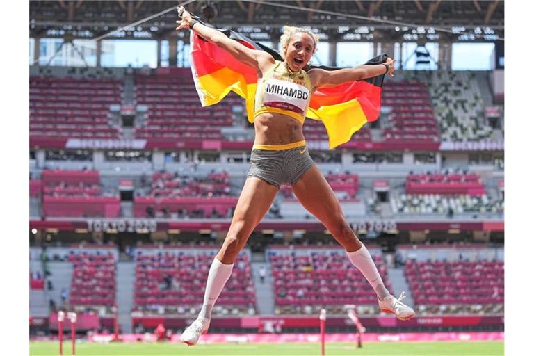 Malaika Mihambo jubelt über ihr Olympia-Gold im Weitsprung. Foto: Michael Kappeler/dpa