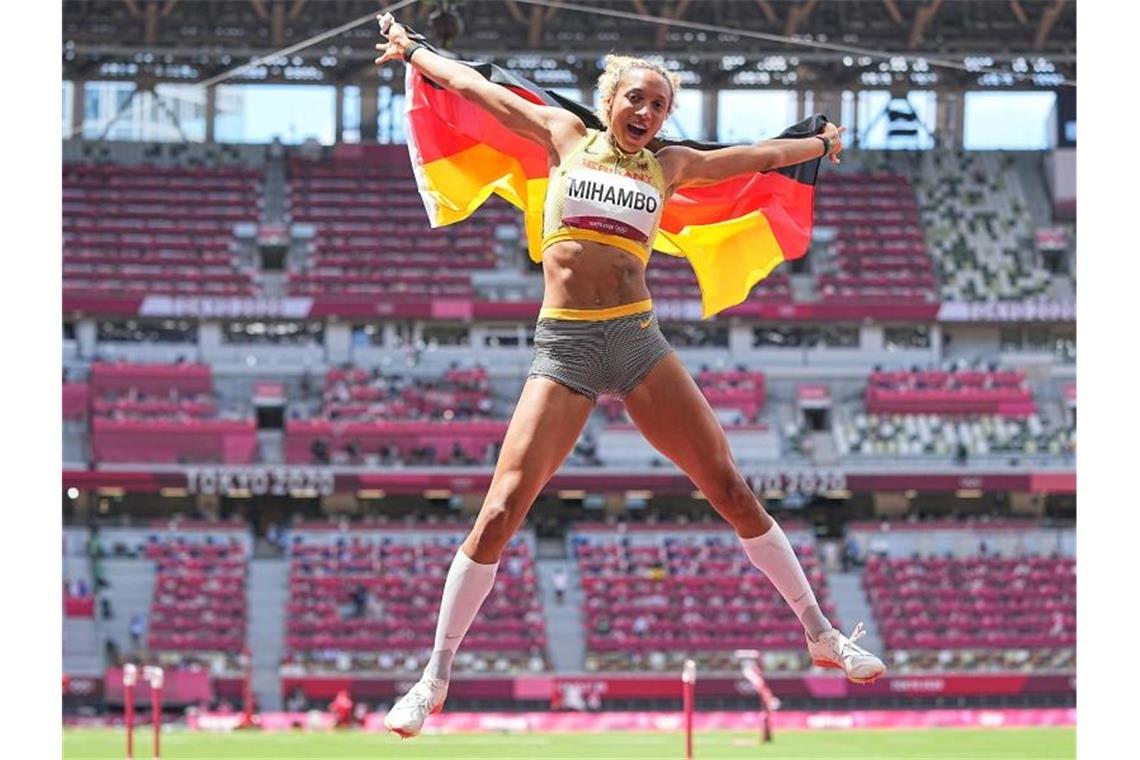 Malaika Mihambo jubelt über ihr Olympia-Gold im Weitsprung. Foto: Michael Kappeler/dpa
