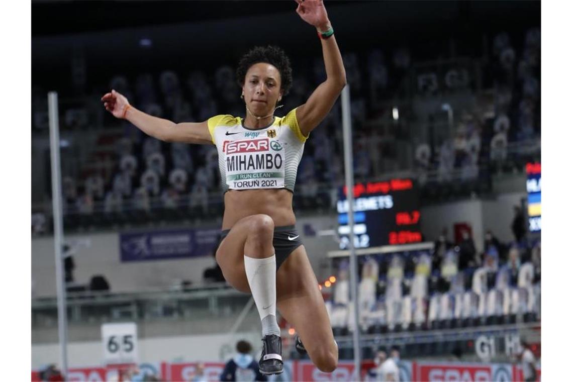Malaiko Mihambo sprang bei der Hallen-EM mit 6,88 Metern zu der Silbermedaille. Foto: Darko Vojinovic/AP/dpa