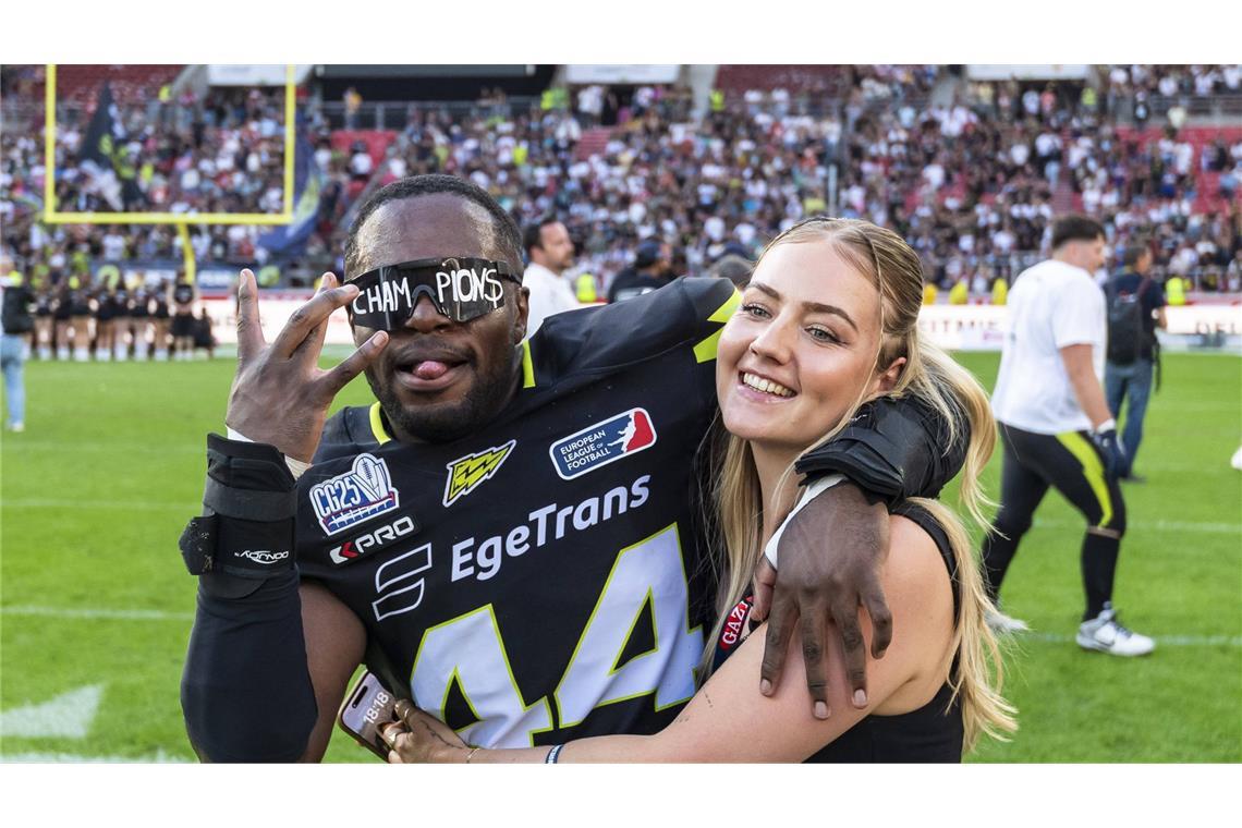 Skibrille, Zigarre und Bier – die besten Bilder der jubelnden Surge-Spieler Maleka Japhet Mbala mit Siegerbrille und Freundin.