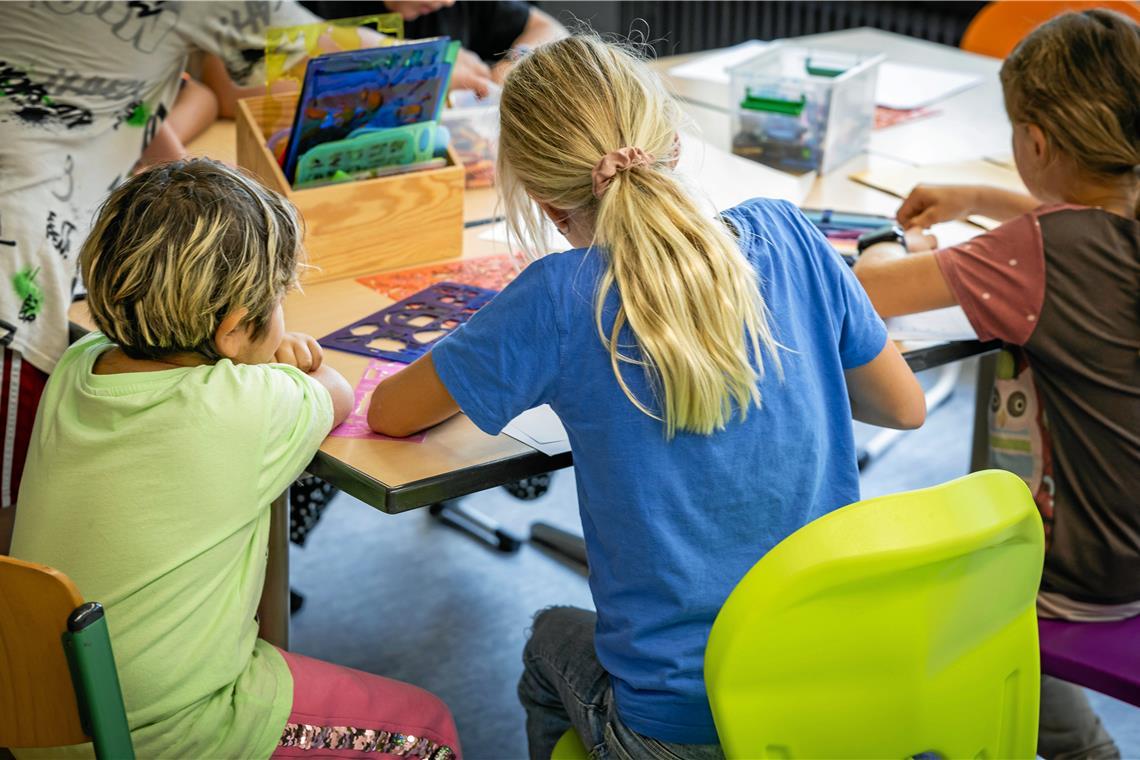 Ganztagsbetreuung an Schulen wird zur Herausforderung Malen, spielen, Hausaufgaben machen: Die Betreuungsangebote an den Grundschulen werden wie hier in Sulzbach an der Murr rege genutzt. Die Zeiten und Modelle sind dabei von Gemeinde zu Gemeinde unterschiedlich. Foto: Alexander Becher