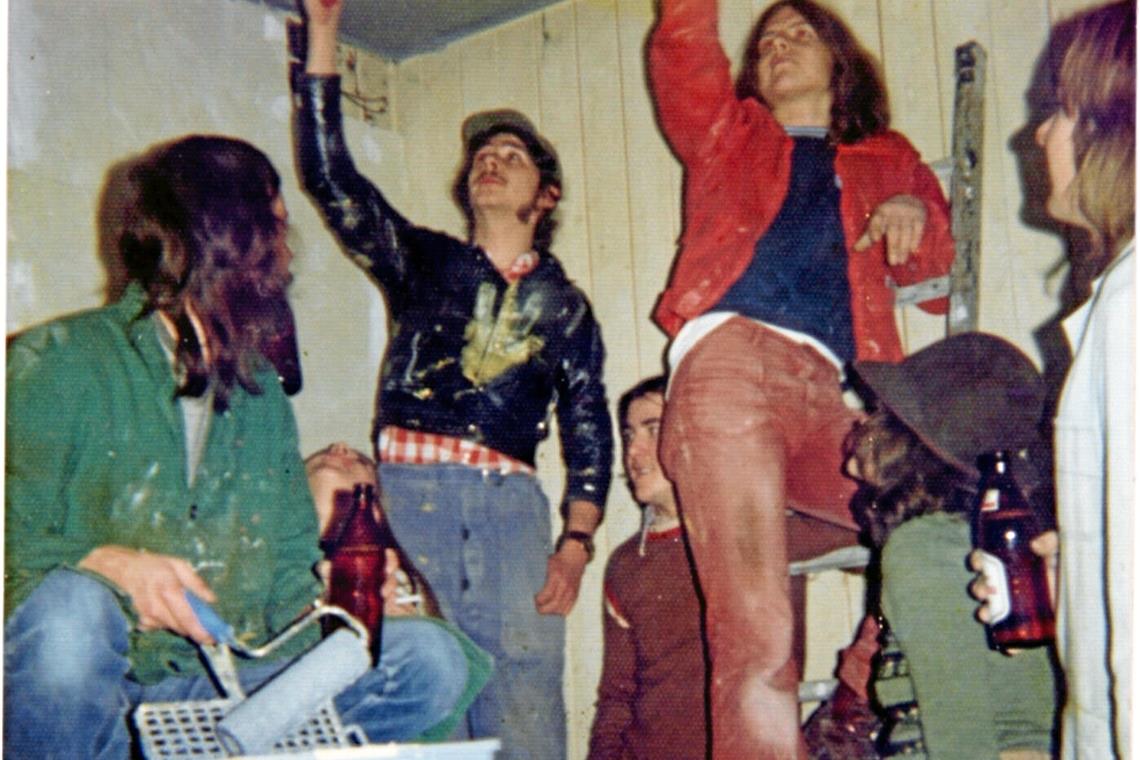 Anarchische Züge,
organisatorische
Meisterleistungen Malerarbeiten nach dem Umzug in die Schlachthofstraße. Am 15. März 1975 war die Eröffnung.