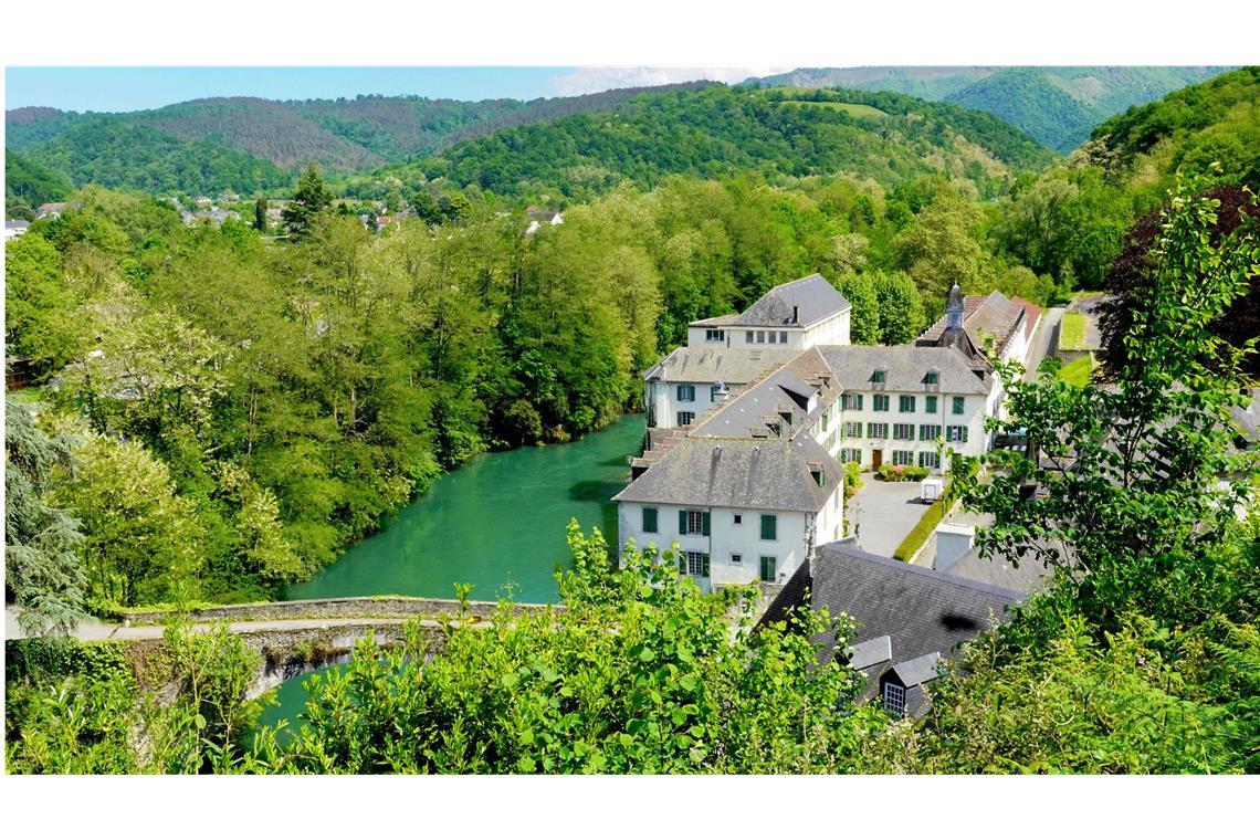 Was geschah am Elite-Internat Notre-Dame de Bétharram? Malerisch gelegen und voller dunkler Geheimnisse: An der katholischen Eliteschule Notre-Dame de Bétharram in Südfrankreich sind über Jahrzehnte Schüler drangsaliert, geschlagen und sexuell missbraucht worden.