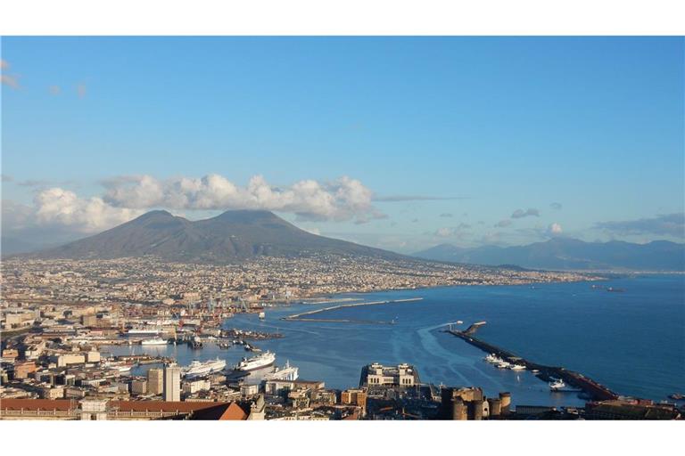 Malerisch schön und potenziell gefährdet: Unter dem Golf von Neapel schlummert ein Supervulkan.
