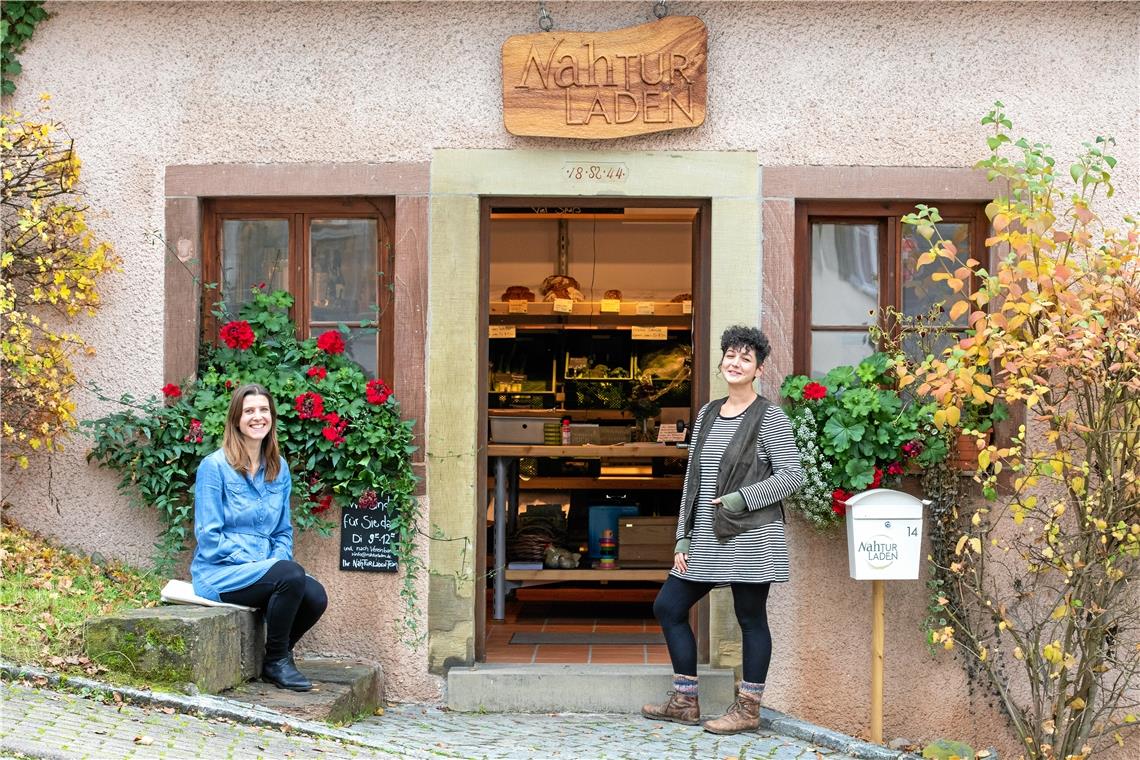 Malin Ludwig und Jasmin Schwarz (von links), beide sind Gründungsmitglieder des Vereins, freuen sich über den Erfolg „ihres“ Ladens. Foto: A. Becher
