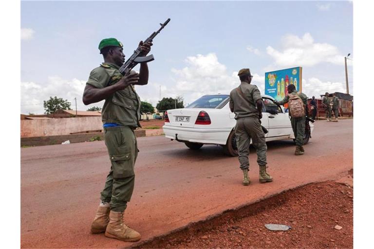 Malische Soldaten im vergangenen Jahr bei einer Fahrzeugkontrolle. Foto: Mohamed Salaha/AP/dpa