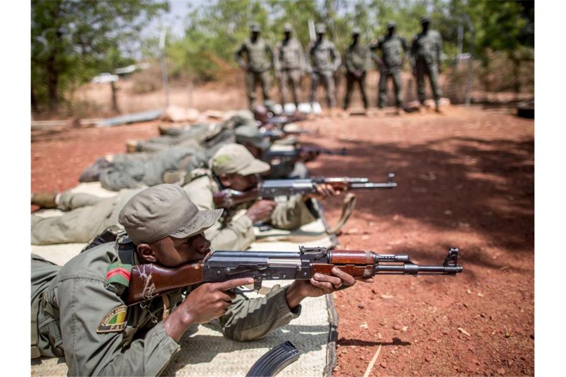 Malische Soldaten werden in Koulikoro, Mali, von UN-Soldaten der Bundeswehr trainiert. Foto: Michael Kappeler/dpa