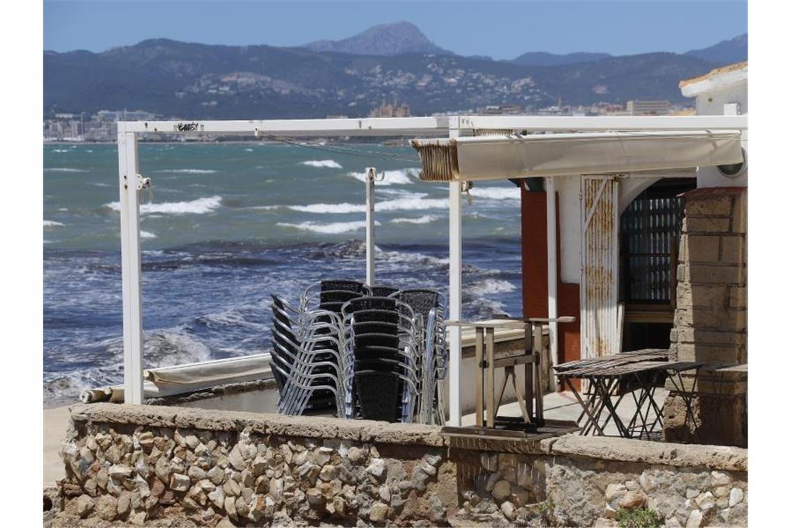 Mallorca: Eine Bar am Meer ist weiterhin geschlossen. Foto: Clara Margais/dpa