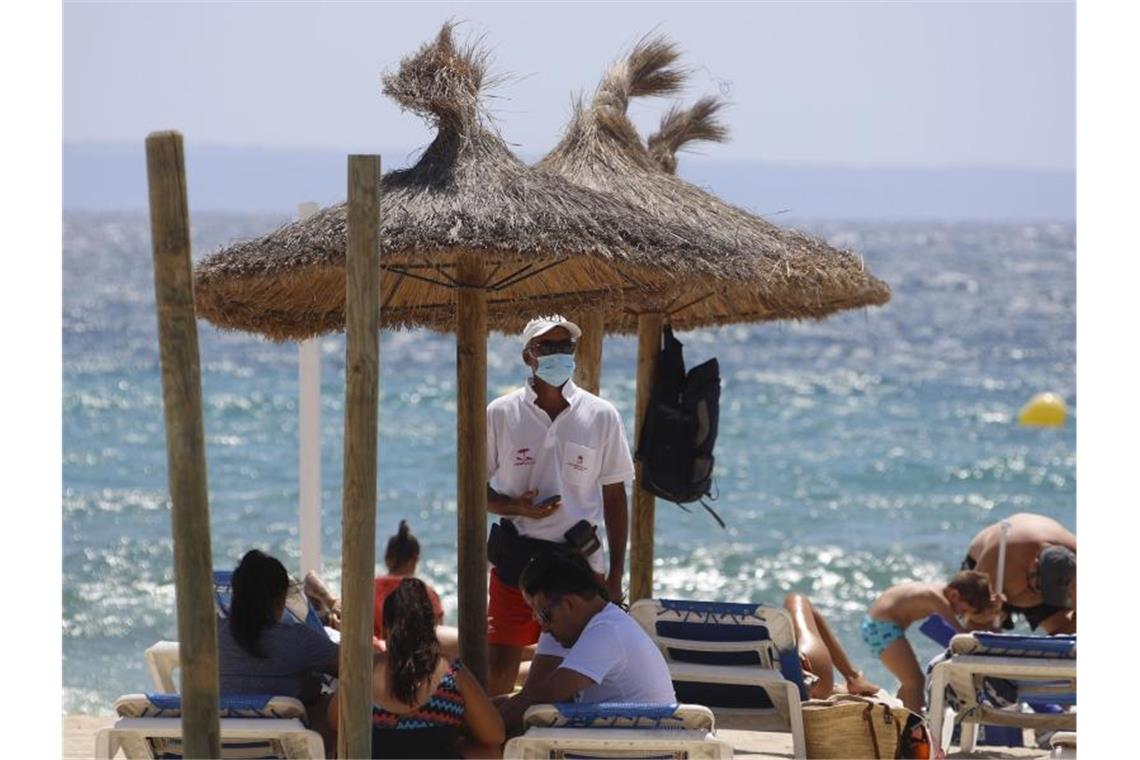Mallorcas Balanceakt zwischen Corona-Angst und Kommerz Mallorca hat die Einführung einer strengen Maskenpflicht beschlossen. Alle Menschen müssen in der Öffentlichkeit einen Mund- und Nasenschutz tragen - auch dann, wenn der Sicherheitsabstand gewahrt werden kann. Foto: Clara Margais/dpa