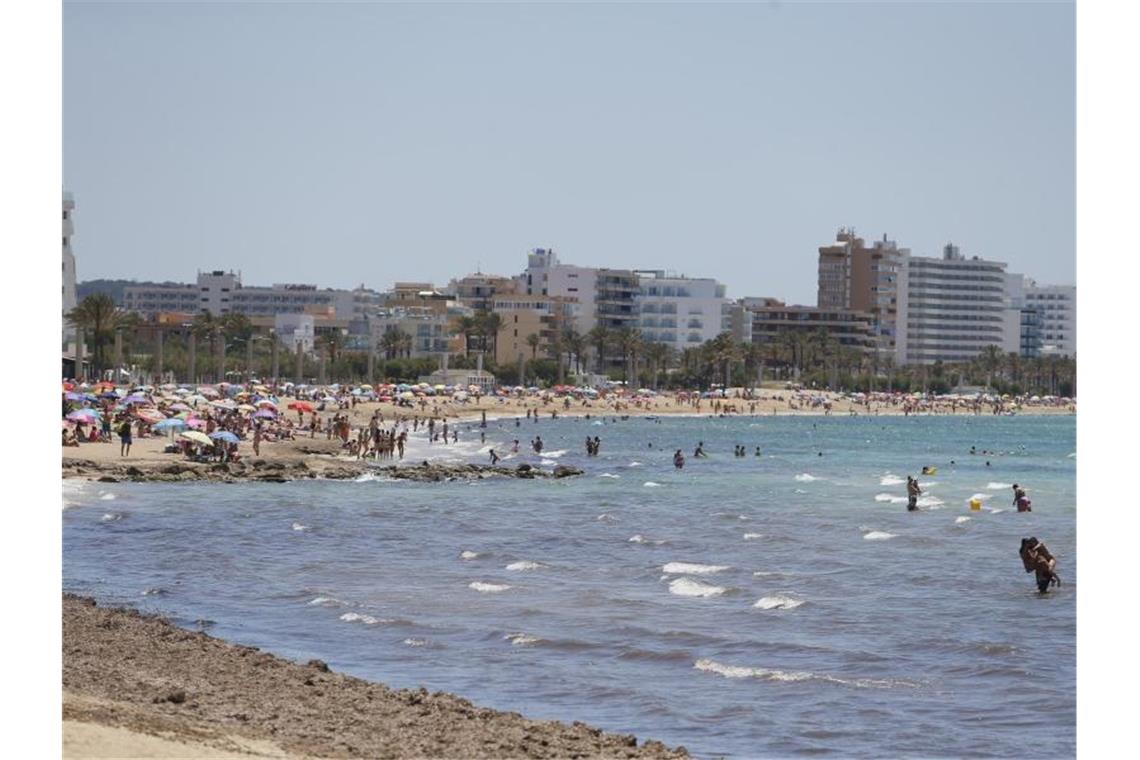 Mallorca und die anderen Balearen-Inseln führen eine strenge Maskenpflicht ein. Pools und Strände sollen aber davon ausgenommen sein. Foto: Clara Margais/dpa