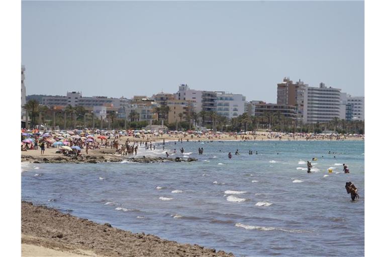 Mallorca und die anderen Balearen-Inseln führen eine strenge Maskenpflicht ein. Pools und Strände sollen aber davon ausgenommen sein. Foto: Clara Margais/dpa
