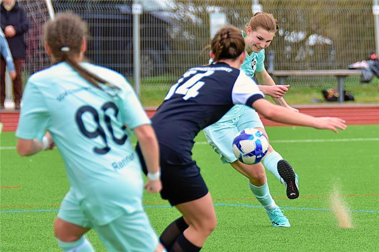 Malou Raynoschek trifft zum 2:0 und bejubelt am Ende mit der Elf aus dem Murrtal den Aufstieg in die Verbandsliga. Foto: Tobias Sellmaier