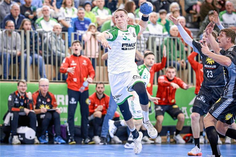 Malte Dederding (beim Wurf) ist nach Timm Buck zweitbester Torschütze des HCOB gewesen. Foto: Alexander Becher