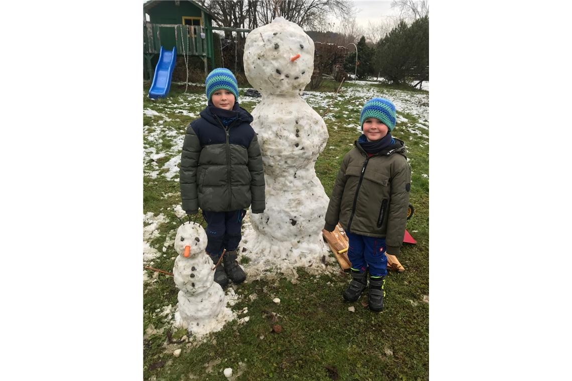 Malte und Joschua Hägele mit dem großen und dem kleinen Schneemann.