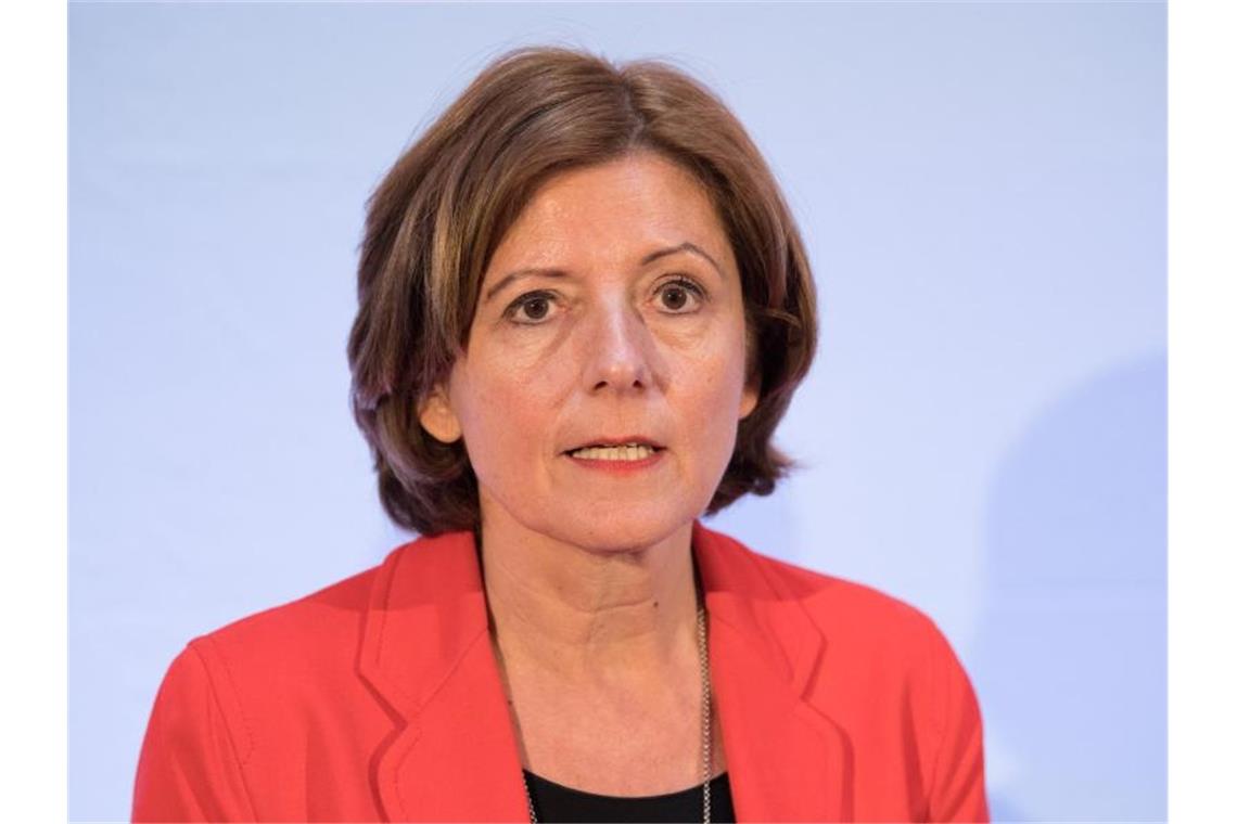Grenzüberschreitender Bahnverkehr: Geld für Triebwagen Malu Dreyer (SPD), Ministerpräsidentin von Rheinland-Pfalz, während einer Pressekonferenz. Foto: Soeren Stache/Archivbild