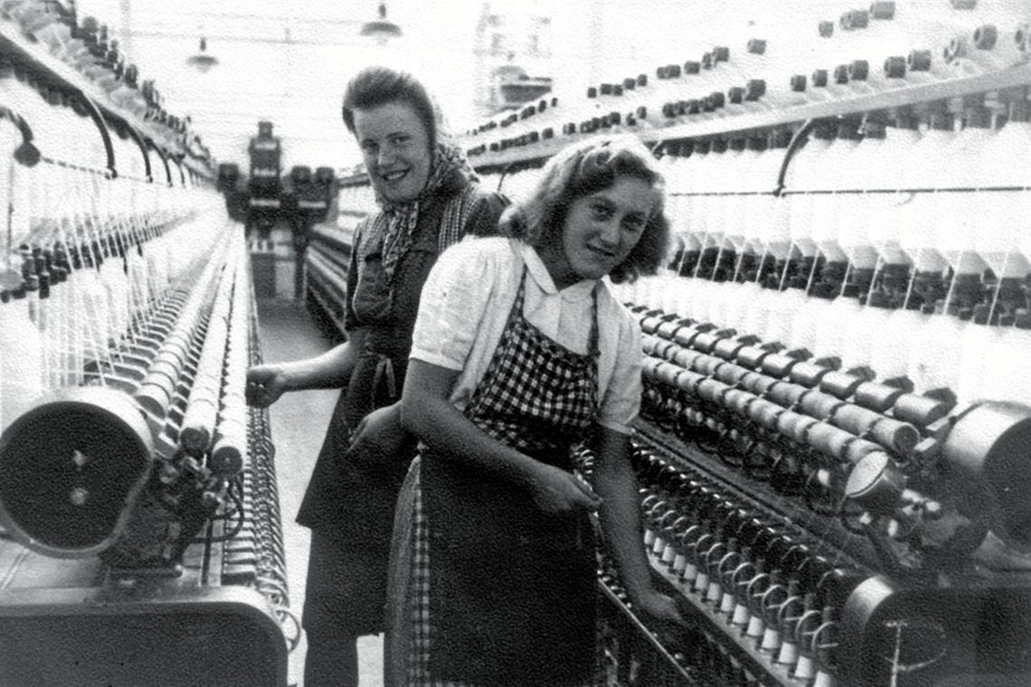 Beginn der Backnanger Industrialisierung „Mama in der Spinne“ nennt die Tochter von Marianne Gloger (rechts) dieses Foto, das in den 1950er-Jahren entstand.