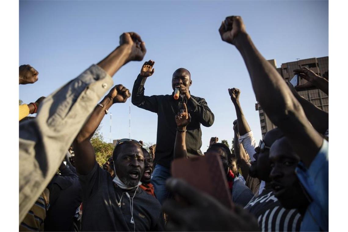 Militärputsch: Sorge um Stabilität in Westafrika Mamadou Drabo, Anführer der Bewegung „Rettet Burkina Faso“, verkündet, dass Oberstleutnant Damiba die Führung des Landes übernommen hat. Foto: Sophie Garcia/AP/dpa