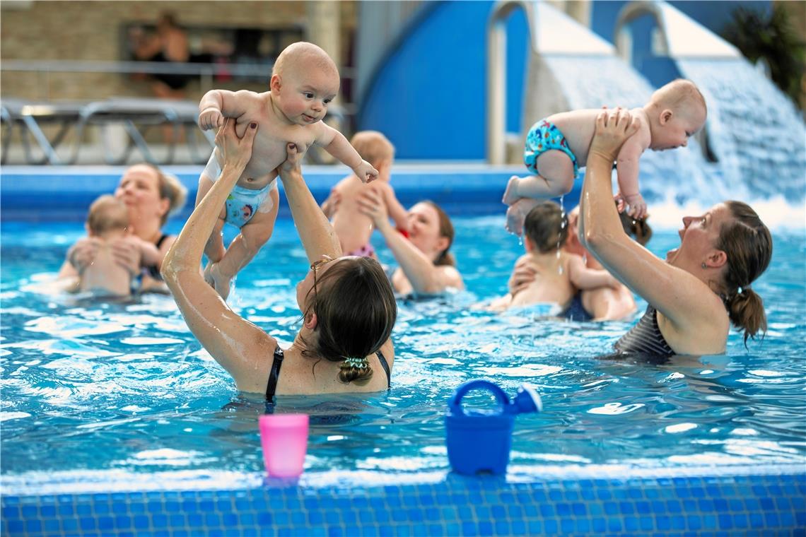 Mamas und ihre Sprösslinge genießen das Planschen im warmen Bad. Foto: A. Becher