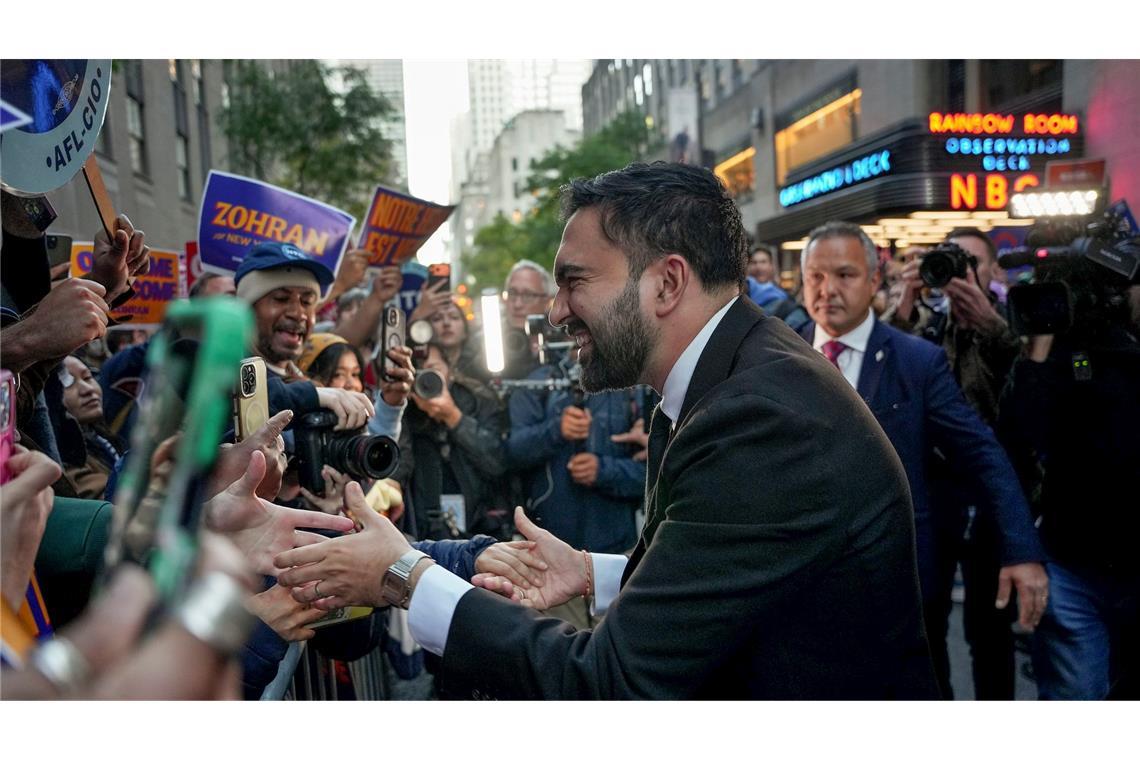 Linker Favorit für New Yorks Rathaus: Das ist Zohran Mamdani Mamdani mobilisiert vor allem von junge Menschen, Wähler mit Migrationsgeschichte und Gewerkschaften. (Archivbild)
