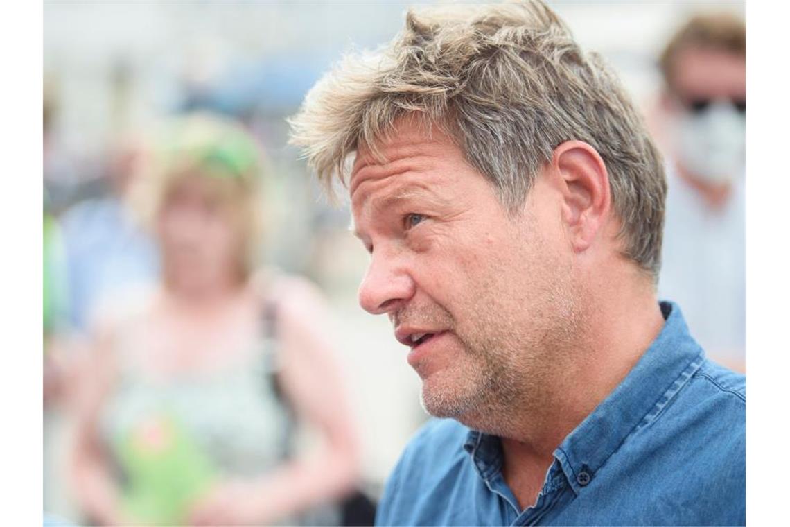 Mehr Rechte für Geimpfte? Debatte vor Bund-Länder-Treffen „Man hat nicht das Recht, dass alle Geimpften und der Rest der Gesellschaft und die Kinder dann Rücksicht darauf nehmen“, sagt Grünen-Chef Habeck zur Debatte um Einschränkungen für Ungeimpfte. Foto: Gregor Fischer/dpa