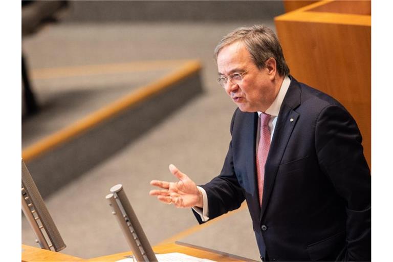 „Man kann nicht immer neue Grenzwerte erfinden, um zu verhindern, dass Leben wieder stattfindet“, sagt Armin Laschet. Foto: Marcel Kusch/dpa