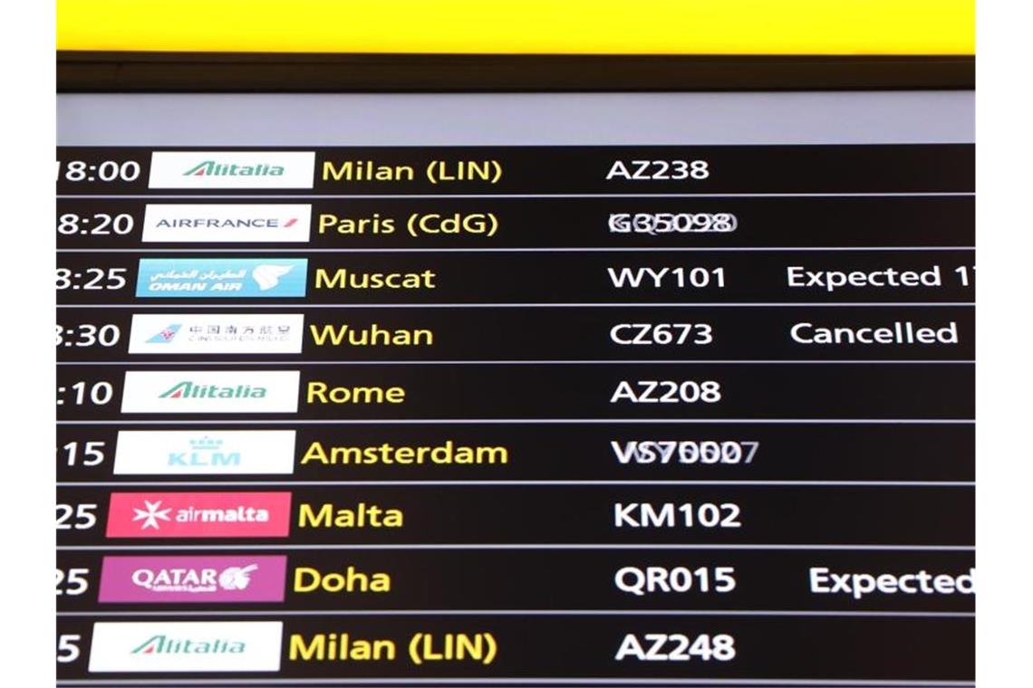 Coronavirus erreicht Europa Man kommt nicht mehr raus aus der Stadt: Eine Anzeigetafel im Flughafen Heathrow zeigt einen gestrichenen Flug aus dem chinesischen Wuhan. Foto: Steve Parsons/PA Wire/dpa