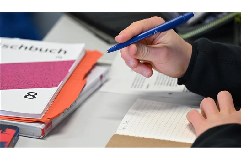 Man müsse bei Hausaufgaben und in Prüfungen in unteren Klassen die Handschrift fordern, um Täuschung zu verhindern, sagt der DL-Präsident. (Symbolbild)