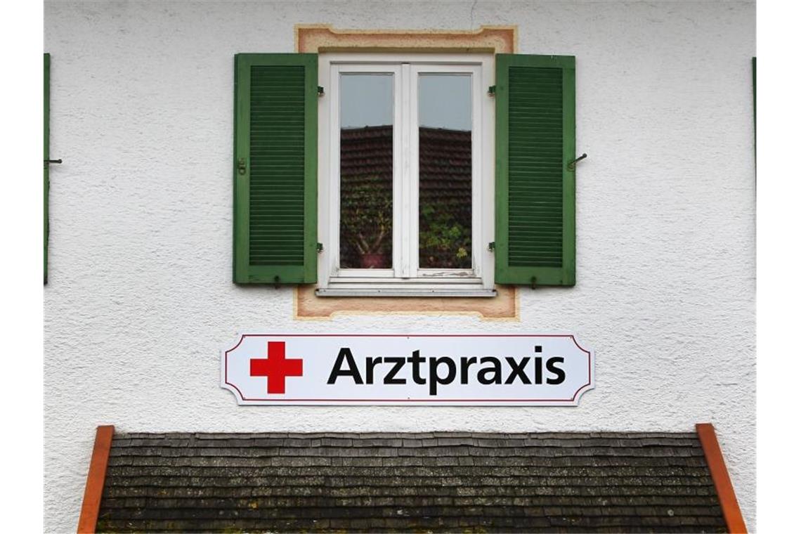 Häufig beim Doktor? Ärztepräsident fordert Selbstbeteiligung „Man muss genauer hinsehen, wer wann und weshalb zum Arzt geht“, sagt Ärztepräsident Klaus Reinhardt. Nicht jeder Besuch beim Arzt sei notwendig und sinnvoll. Foto: Karl-Josef Hildenbrand