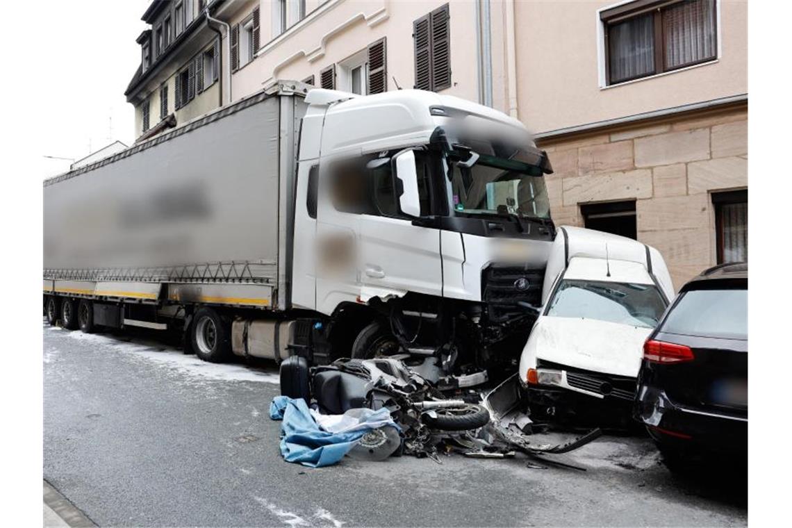 „Man muss sich wirklich Gedanken machen, wie das mit Lkw-Gefahren in großstädtischen Wohngebieten ausschaut“, resümiert Fürths OB Jung nach dem Vorfall. Foto: Löb Daniel/dpa