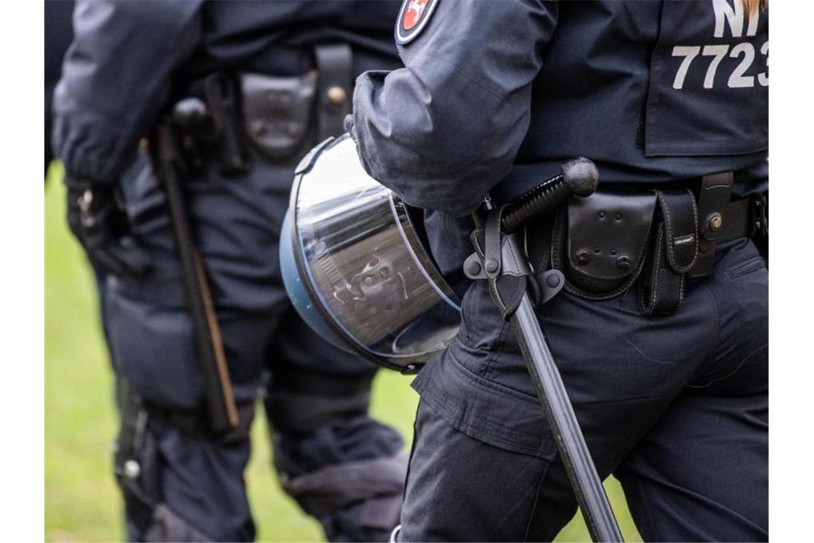 Kriminologe: Polizei sollte Aufgaben abgeben „Man sollte sich die Frage stellen, ob wirklich jede Polizeibeamtin und jeder Polizeibeamte ständig eine Schusswaffe mit sich herumtragen sollte.“. Foto: Lino Mirgeler/dpa
