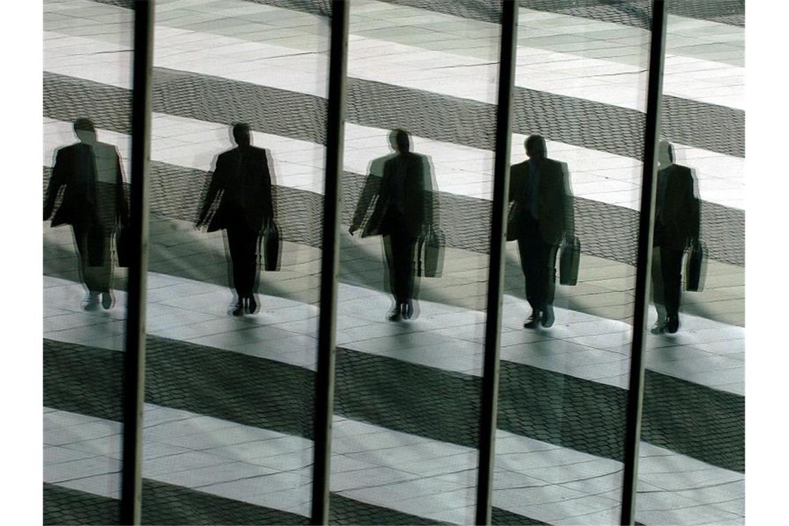 Aufsichtsräte sollen Managergehälter deckeln müssen Managergehälter sollen künftig gedeckelt werden - auf eine Summe, die der Aufsichtsrat eines Unternehmens festlegen kann. Foto: Oliver Berg/dpa
