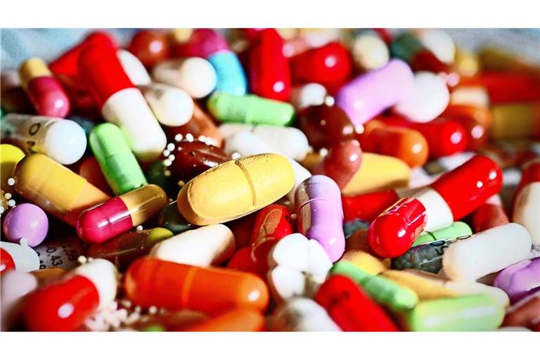 Manche Arzneien sind in Deutschland immer schwerer zu bekommen, selbst bei Standardmitteln bleiben oft die Regale in den Apotheken leer. (Symbolbild)