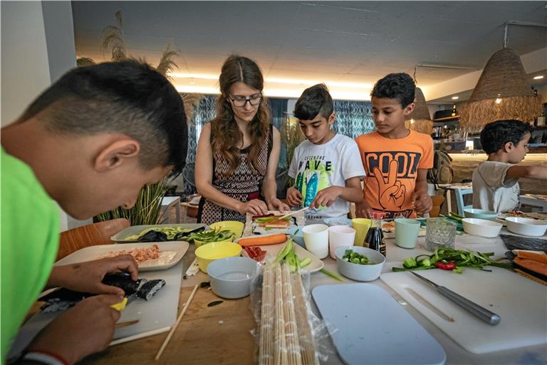 Manche Kinder haben schon Erfahrung beim Rollen von Sushi, für andere ist es das erste Mal. Foto: Alexander Becher 