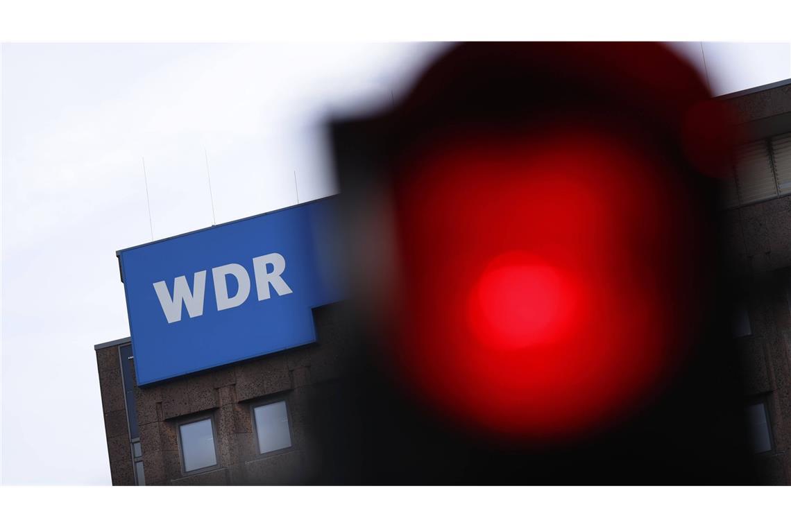 Die Causa Julia Ruhs: Rundfunkkrise oder alter Wein in neuen Schläuchen? Manche sehen rot beim öffentlich-rechtlichen Rundfunk.
