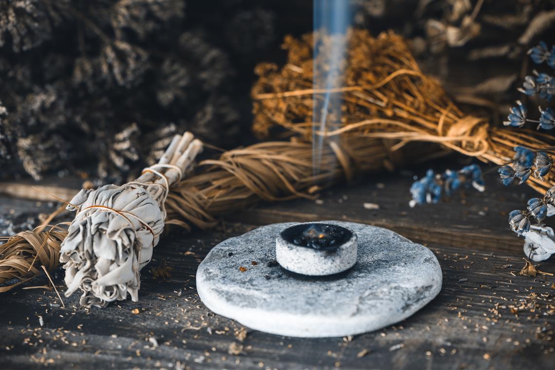 Rauhnächte: Die besondere Zeit zwischen den Jahren Manche widmen sich in der Zeit zwischen den Jahren Räucherritualen und Meditation. Symbolfoto: Sonja Birkelbach/stock.adobe.com