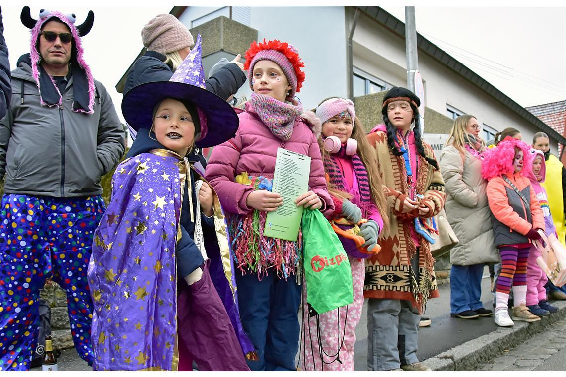 Manche Zuschauer könnten den Narren in Sachen Verkleidung glatt die Show stehlen...