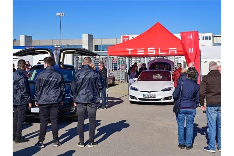 Mancher Besucher bei Teslas Tag der offenen Tür dürfte wohl vor allem aus einem Grund gekommen sein: um einmal in einem Modell des US-Elektroautobauers zu sitzen. Foto: Patrick Pleul/dpa-Zentralbild/dpa